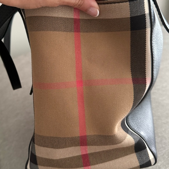 Burberry Black Leather Women's Bag - Satchel Bucket Bag - Picture 3 of 15